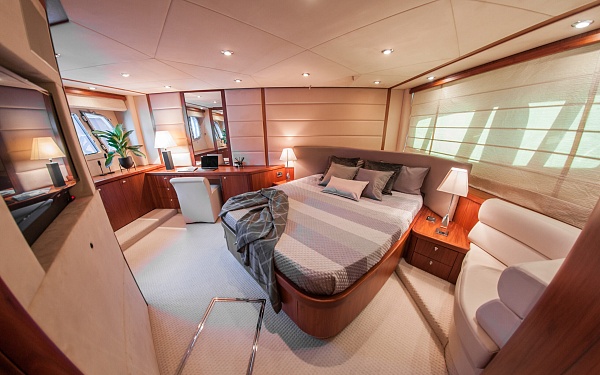 Аренда моторной яхты Sunseeker 70 в Москве - мастер каюта